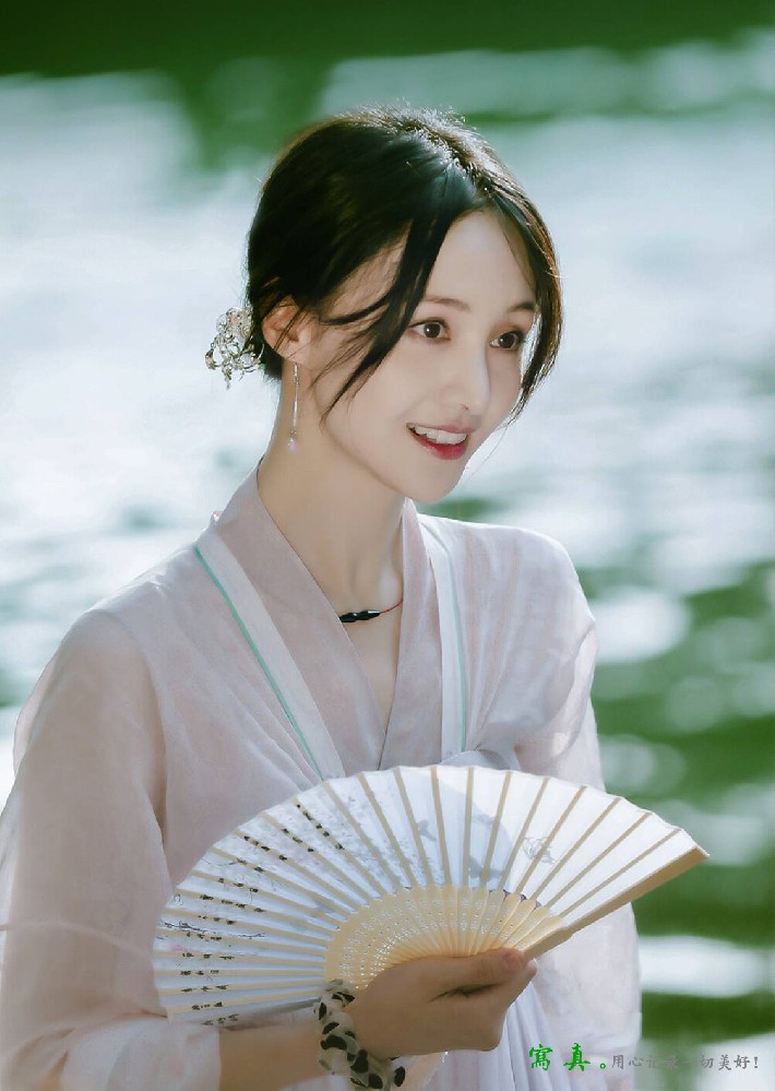 话题女王郑爽粉色汉服