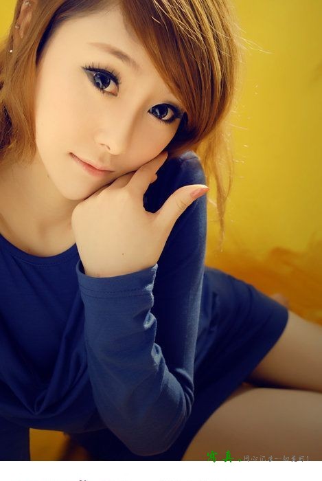 90后美女白肤蓝衣自拍写真