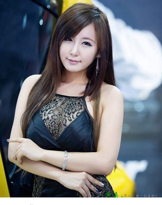 韩国车展上的性感黑丝裙美女车模