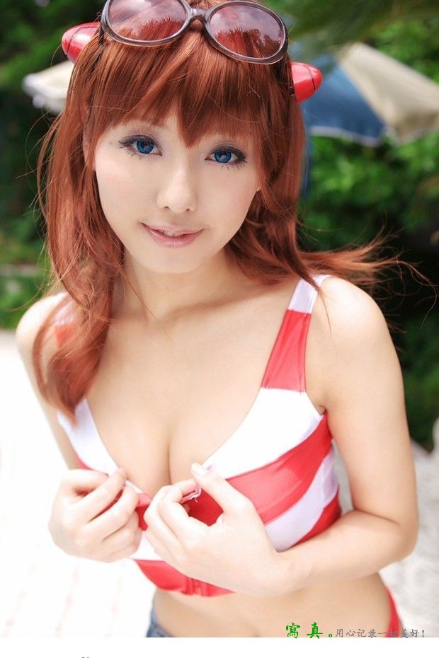内衣美女模特私家泳池秀迷人身材