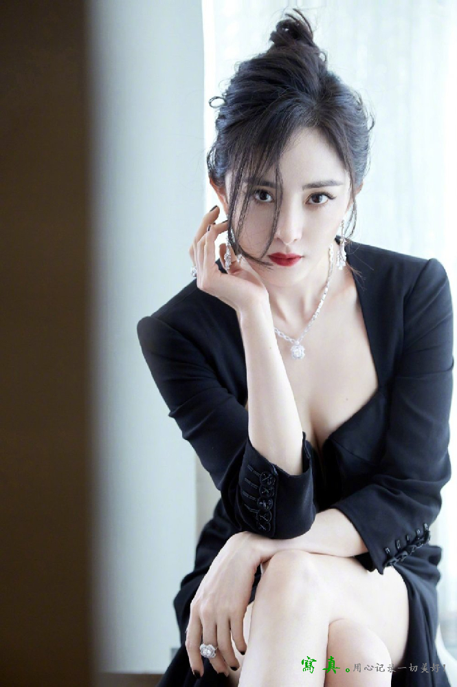 杨幂高清性感写真照，呼之欲出的身材太诱人