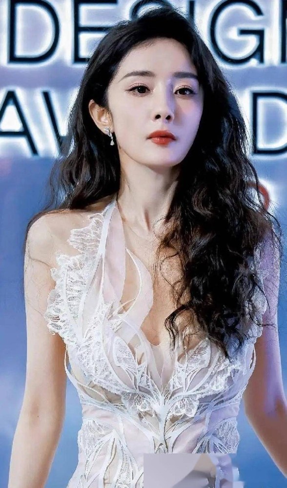 女神太诱人了!杨幂黑长直高马尾造型写真,美貌与魅力满溢!