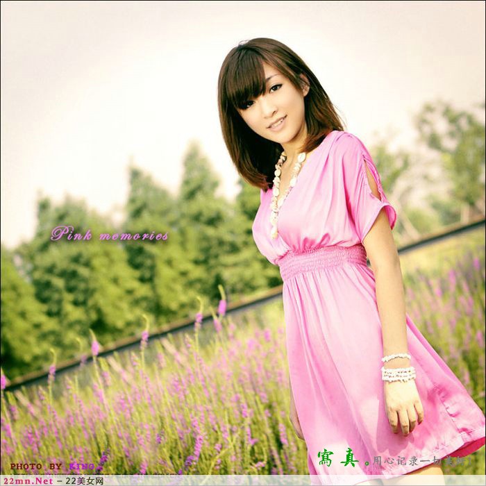 粉红短裙美女清纯街拍写真2