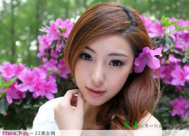 清纯美女万绿丛中一点红