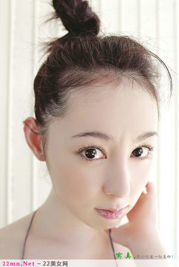 清纯眼镜美女生活写真图片