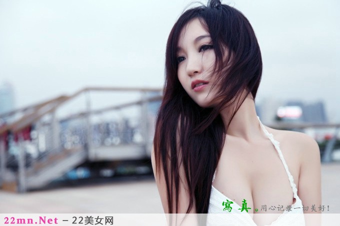 清纯美女泳装露半球写真图片