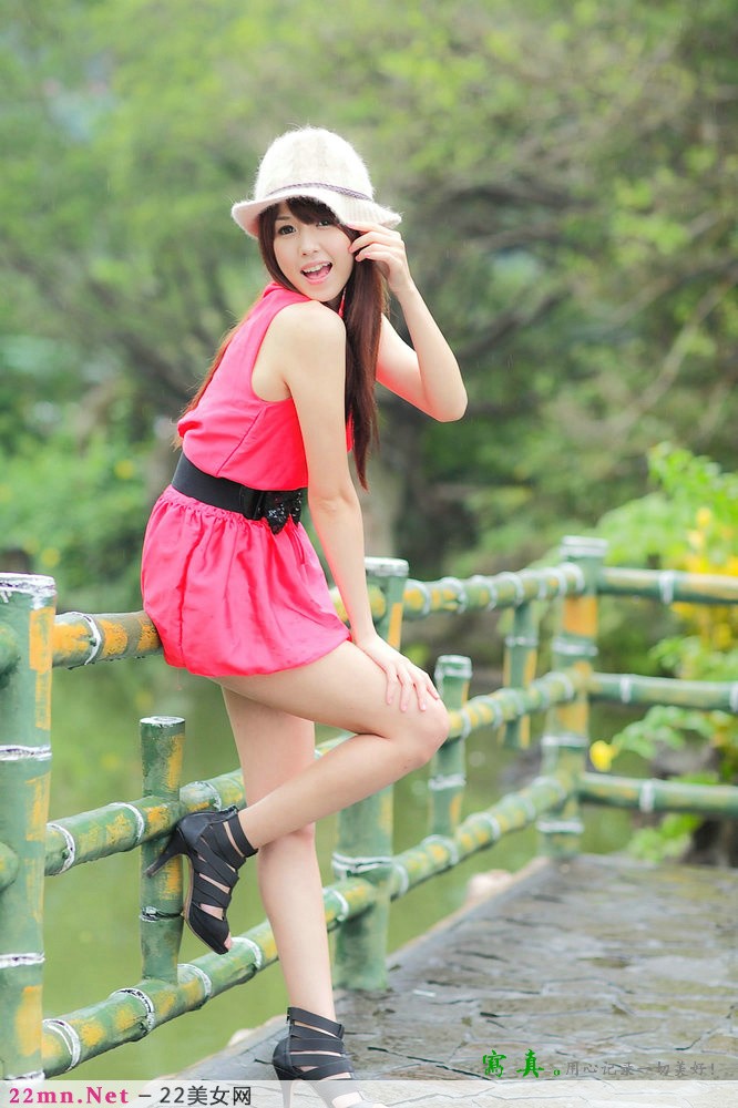 台湾清纯美女梦梦公园卖萌写真16