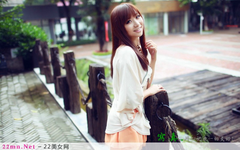 清纯美女清新街拍秀长腿