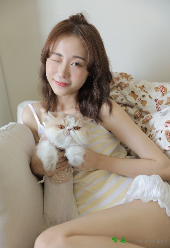 性感白皙美女抱猫慵懒写真图片