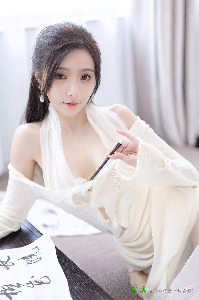 写书法的气质女人王馨瑶