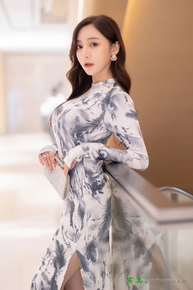 商场里穿古典旗袍的美女王馨瑶